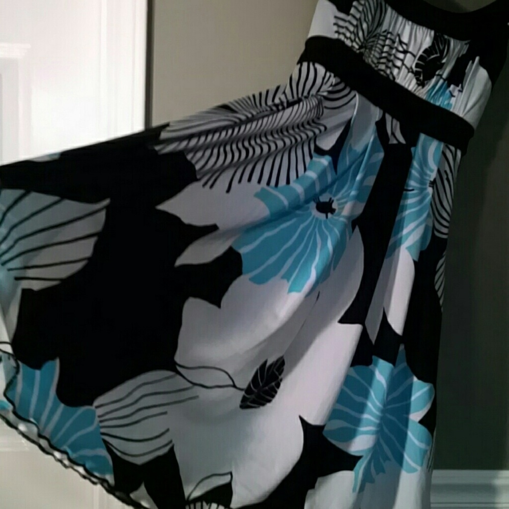 5/$25 Trixxi sleeveless, scoop neck dress. Size Medium